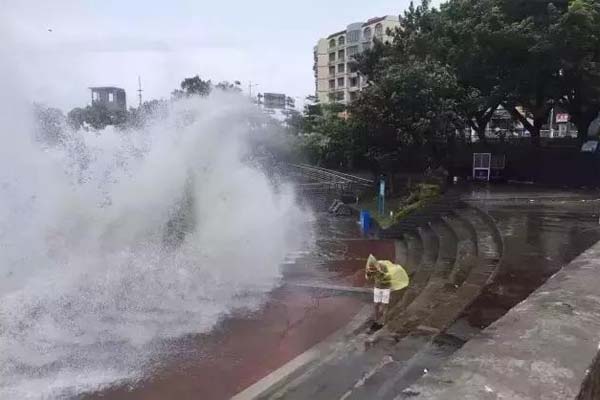台风袭击下的深圳