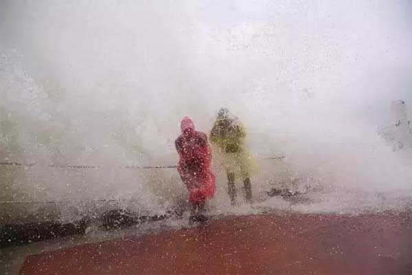 南澳双拥码头，海水拍打在海岸上击起十多米海浪