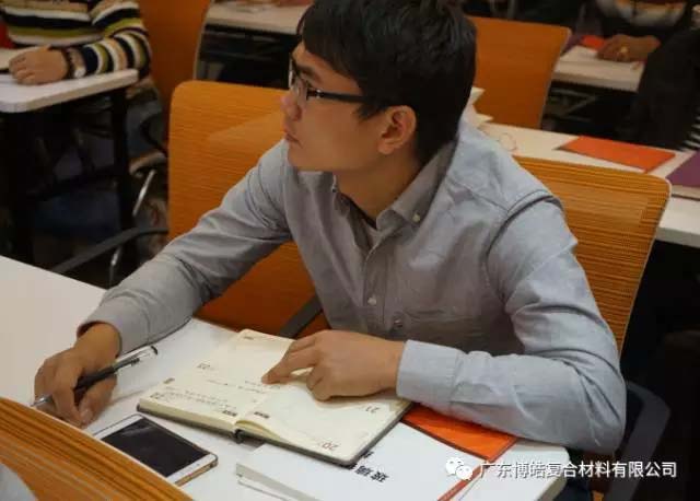 聚精会神听讲的学员