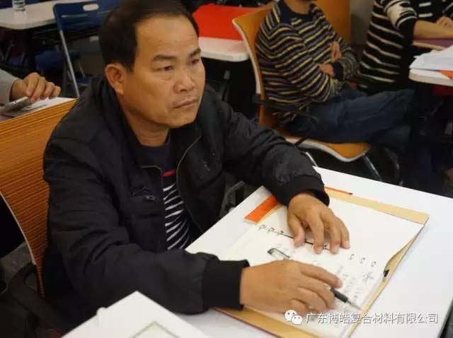 聚精会神听讲的学员